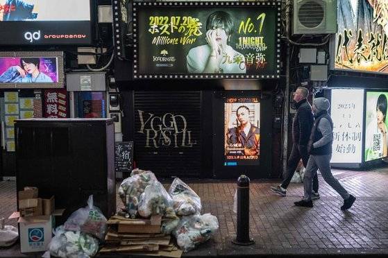 지난해 2월 외국인 관광객들이 호스트 클럽이 몰려있는 도쿄 신주쿠 가부키초를 걸어가고 있다. [AFP 연합뉴스]