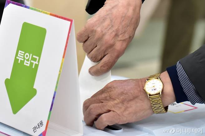 제22대 국회의원 선거(제22대 총선) 사전투표 첫날인 5일 서울 서초구 신원동 내곡열린문화센터에 마련된 사전투표소를 찾은 유권자들이 소중한 한 표를 행사하고 있다.  중앙선거관리위원회에 따르면 제22대 총선 사전투표가 오늘부터 내일(6일)까지 전국 3,565개 사전투표소에서 실시되며, 유권자는 별도 신고 없이 전국 사전투표소 어디서나 투표할 수 있다. 사전투표소 위치는 중앙선관위 홈페이지나 포털사이트에서 확인 가능하다. /사진=임한별(머니S)