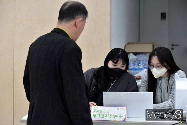 ▲ 투표 앞서 신분확인하는 유권자
