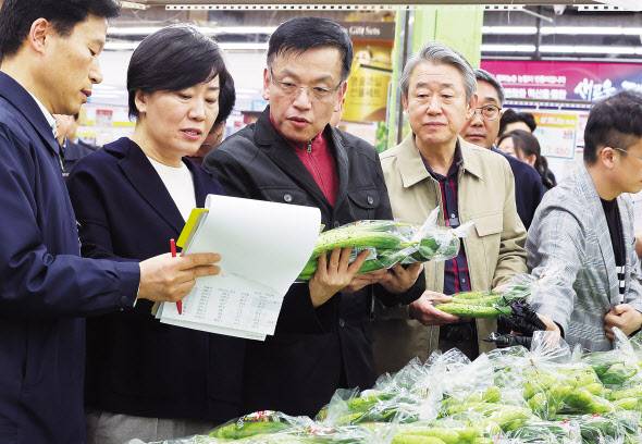 최상목(왼쪽 세번째) 부총리 겸 기획재정부 장관과 송미령(두번째) 농림축산식품부 장관, 강호동(네번째) 농협중앙회장이 지난달 25일 오전 경기도 성남시 하나로마트 성남점에서 물가 현장 점검을 하고 있다. [연합]