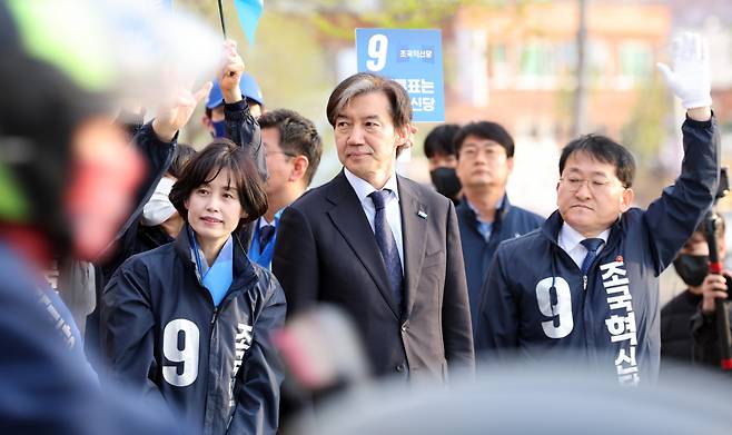 제22대 국회의원 선거 사전투표가 시작된 5일 오전 조국혁신당 조국 대표가 울산 HD현대중공업 전하문 앞에서 출근 인사를 하고 있다. [연합]