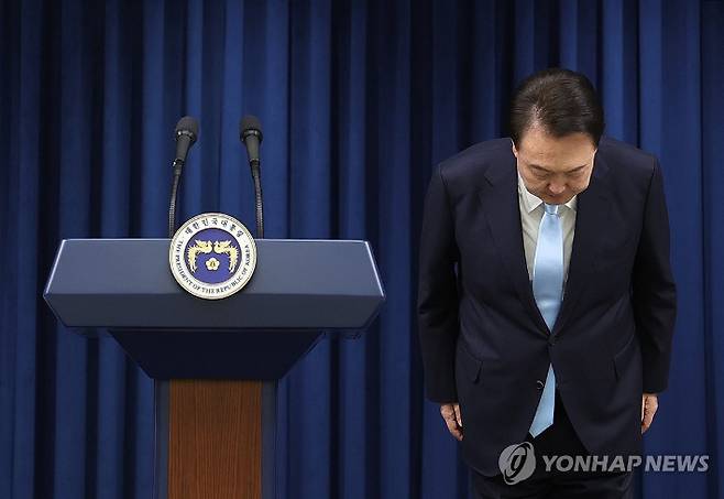 (서울=연합뉴스) 홍해인 기자 = 윤석열 대통령이 1일 서울 용산 대통령실 청사에서 의료개혁 관련 '국민께 드리는 말씀'을 위해 브리핑실에 입장, 인사하고 있다. 2024.4.1 [대통령실 제공. 재판매 및 DB 금지] hihong@yna.co.kr 연합뉴스