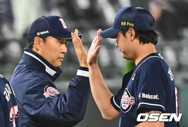 [OSEN=부산, 이석우 기자] 5일 부산 사직구장에서 2024 신한 SOL 뱅크 KBO 리그 롯데 자이언츠와 두산 베어스의 경기가 열렸다. 최근 4연패에 빠진 7위 두산과 전날 한화와의 경기에서 역전패 당한 8위 롯데가 브랜든과 이인복을 선발로 내세워 첫 3연전에 나섰다. 두산 베어스 이승엽 감독이 롯데 자이언츠에 4-3 승리한 후 정철원과 하이파이브를 하고 있다. 2024.04.05 / foto0307@osen.co.kr