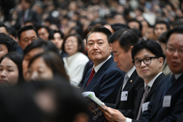 ▲윤석열 대통령이 부활절인 31일 서울 강동구 소재 명성교회에서 열린 '2024 한국교회부활절연합예배'에 참석하고 있다. 윤 대통령 부터 오른쪽으로 김진표 국회의장, 국민의힘 한동훈 비상대책위원장, 더불어민주당 김부겸 상임공동선거대책위원장. ⓒ연합뉴스