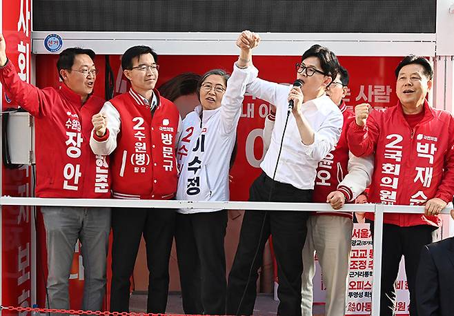 한동훈 국민의힘 비상대책위원장이 4일 경기도 수원시 영통구 매탄동 미관광장에서 열린 '국민의힘으로 수원살리기' 집중유세에서 김현준 수원갑, 홍윤오 수원을, 방문규 수원병, 이수정 수원정, 박재순 수원무 후보의 지지를 호소하고 있다. 수원=뉴시스