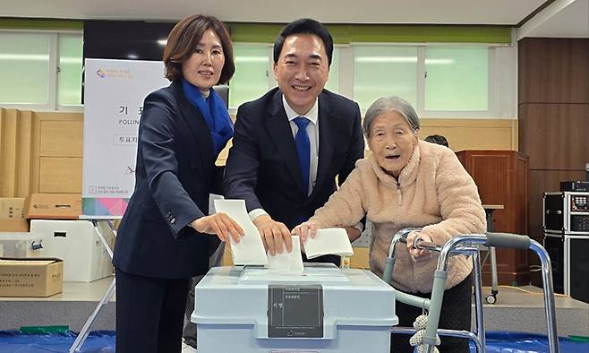 충남 공주·부여·청양지역구에 출마한 민주당 박수현 후보가 가족들과 함께 5일 공주 한 투표소에서 사전투표를 하고 있다. 박수현 후보 선거캠프 제공