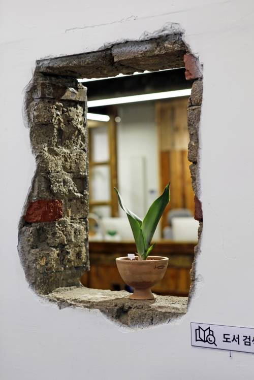 서학예술마을도서관은 기존의 벽을 뚫은 액자 형태의 창이나 좌석마다 다른 의자, 고재를 활용한 좌식 공간의 테이블 등 예술 감성이 물씬 묻어난다.