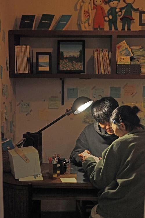 다가여행자도서관 지하에는 탁자 하나만 놓여 있는 미니 열람실이 있어 독서를 즐기는 연인들에게 인기다.