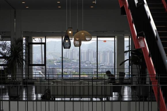 금암도서관의 2층 지식마루. 도서관이 언덕 위에 위치해 구도심이 내려다보인다.