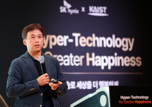 곽노정 SK하이닉스 사장이 지난해 10월 대전 한국과학기술원(KAIST)에서 ‘초기술로 세상을 더 행복하게’라는 주제로 강연하고 있다. 사진제공=SK하이닉스