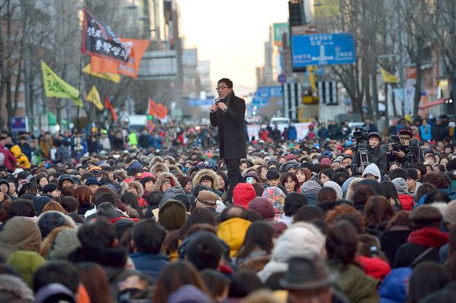 2016년 12월10일 광주 촛불집회 행사 사회자로 무대에 오른 김제동씨.ⓒ시사IN 조남진