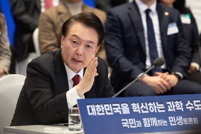 윤석열 대통령이 2월16일 대전 유성구 ICC호텔에서 '대한민국을 혁신하는 과학 수도 대전'을 주제로 열린 열두 번째 '국민과 함께하는 민생토론회'에서 마무리 발언을 하고 있다. ⓒ연합뉴스
