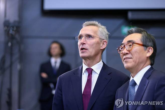 나토 외교장관회의 참석한 조태열 외교장관 (브뤼셀 로이터=연합뉴스) 조태열 외교부 장관(오른쪽)이 4일(현지시간) 벨기에 브뤼셀 나토 외교장관회의에서 옌스 스톨텐베르그 나토 사무총장과 대화하고 있다. 2024.4.4 photo@yna.co.kr