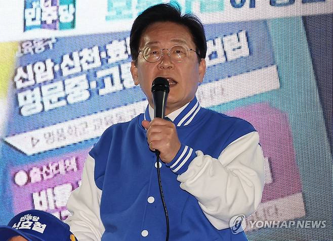 대구 찾은 이재명 대표 (대구=연합뉴스) 황수빈 기자 = 더불어민주당 이재명 대표가 4일 오후 동대구역 광장을 찾아 유세에 나서고 있다. 2024.4.4 hsb@yna.co.kr