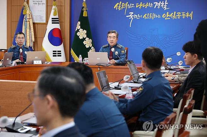 4.10 총선 대비 경찰 지휘부 화상회의 (서울=연합뉴스) 김주성 기자 = 윤희근 경찰청장이 4일 오후 서울 서대문구 미근동 경찰청에서 '제22대 국회의원 선거 대비 전국 지휘부 화상회의'를 주재하고 있다. 2024.4.4 utzza@yna.co.kr