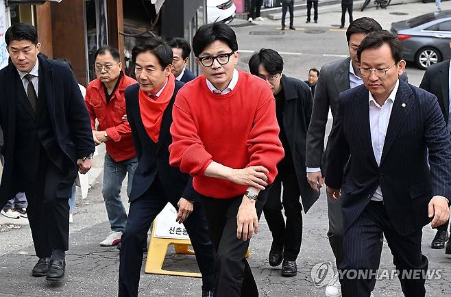 투표 위해 이동하는 한동훈 비대위원장 (서울=연합뉴스) 한상균 기자 = 국민의힘 한동훈 비상대책위원장 겸 총괄선대위원장이 5일 서울 서대문구 신촌동 사전투표소로 투표를 하기 위해 이동하고 있다. 2024.4.5 [공동취재] xyz@yna.co.kr