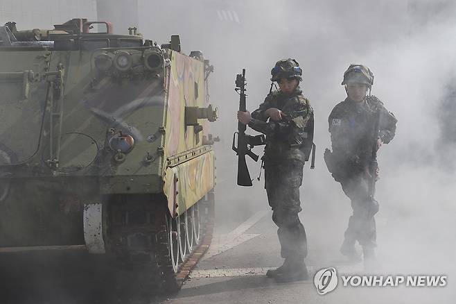 육군 36사단, 2024년 예비군 훈련 스타트 (원주=연합뉴스) 육군 제36보병사단은 8일 원주시 만종 과학화 예비군훈련장에서 2024년 예비군훈련을 시작한 가운데 예비군들이 마일즈 장비로 시가지 전투 훈련을 하고 있다. 2024.3.8 [육군 36사단 제공.재판매 및 DB 금지] jlee@yna.co.kr