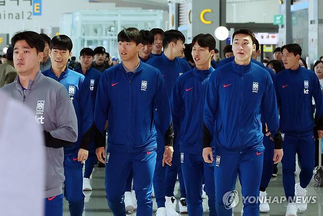 출국하는 U-23 축구대표팀 (영종도=연합뉴스) 김주성 기자 = 카타르 도하에서 개막하는 2024 아시아축구연맹(AFC) U-23 아시안컵에 출전하는 U-23 축구 대표팀이 5일 오전 인천공항 제2터미널을 통해 전지훈련 캠프가 마련된 아랍에미리트(UAE)로 출국하고 있다. 파리 올림픽 아시아 예선을 겸한 이번 아시안컵에서 대표팀은 10회 연속 올림픽 본선 진출 대기록 달성을 노린다. 2024.4.5 utzza@yna.co.kr