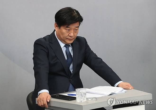토론회 준비하는 양문석 후보 (안산=연합뉴스) 제22대 국회의원 선거 경기 안산갑에 출마한 더불어민주당 양문석 후보가 지난 3일 오전 경기 안산시 단원구 SK브로드밴드 한빛방송에서 열린 제22대 국회의원선거 방송토론회에 참석해 토론회를 준비하는 모습 [연합뉴스 자료사진]