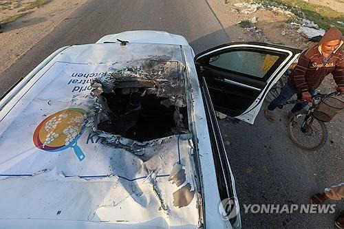 이스라엘군의 오폭으로 지붕에 구멍이 뚫린 구호 차량 [로이터 연합뉴스 자료사진. 재판매 및 DB 금지]