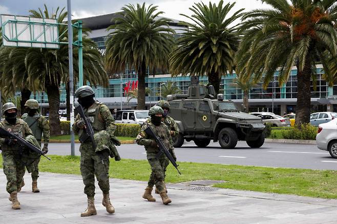 Ecuadorean soldiers walk outside Mexico‘s embassy after Ecuador’s government declared Mexico‘s ambassador to the country Raquel Serur Smeke unwelcome, citing “unfortunate” comments by the Mexican president about Ecuador’s violence-plagued elections last year, in Quito, Ecuador April 5, 2024. REUTERS/Karen Toro