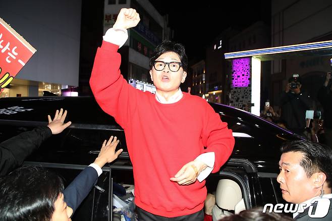 한동훈 국민의힘 비상대책위원장이 6일 오후 대구 중구 동성로 찾아 지원유세를 펼친 뒤 차량에 올라 주먹을 쥐어 보이고 있다. 2024.4.6/뉴스1 ⓒ News1 공정식 기자