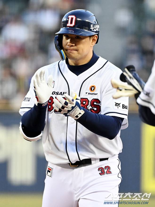 30일 잠실야구장에서 열린 KIA와 두산의 경기, 5회말 1사 1,2루 두산 김재환이 1타점 적시타를 치고 있다. 잠실=허상욱 기자wook@sportschosun.com/2024.03.30/