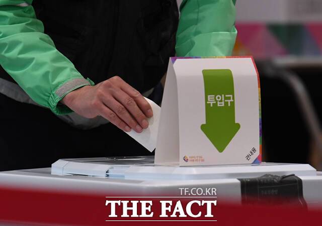 국민의힘과 더불어민주당이 첫날 높은 사전투표율을 보며 동상이몽을 꾸고 있다. 사진은 제22대 국회의원 선거 사전투표 첫날인 5일 서울 도봉구 창1동 주민센터에 마련된 사전투표소에서 유권자들이 한 표를 행사하고 있는 모습이다. /이새롬 기자