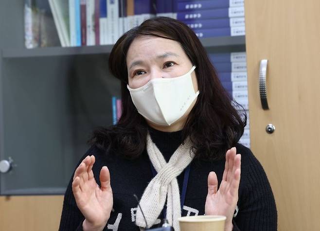 정진행 서울대의대교수협의회 비대위원장이 지난 2월 26일 오전 서울 종로구 서울대학교 의과대학에서 전공의들과 긴급 회동을 마친 뒤 취재진 질문에 답하고 있다. [사진출처=연합뉴스]