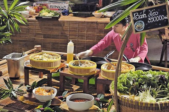 푸꾸옥 남부에 있는 ‘프리미어 빌리지 리조트’의 저녁 식사 시간. 직원이 베트남식 부침개로 불리는 전통 음식 ‘반쎄오’를 즉석에서 만들고 있다./김지원 기자