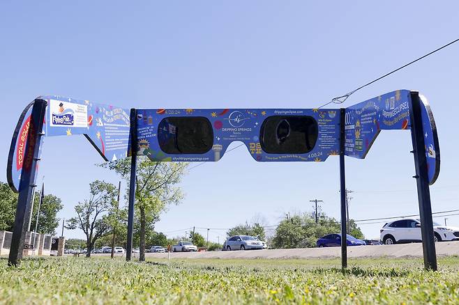 개기일식이 진행될 것으로 예측됨 미국 텍사스주에 개기일식을 위한 대형 선글라스가 설치돼 있다./EPA 연합뉴스