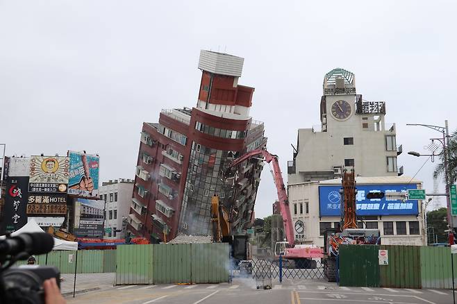 대만 강진 발생 사흘째인 5일 타이베이 화롄현에서 지진 피해 빌딩의 철거 작업이 진행되고 있다. /연합뉴스