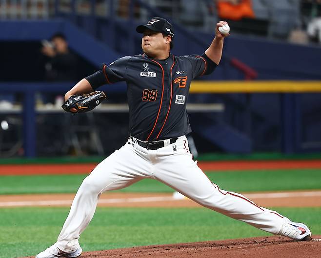 5일 서울 고척스카이돔에서 열린 2024 KBO리그 한화 이글스 대 키움 히어로즈의 경기. 한화 류현진이 역투하고 있다. /뉴시스