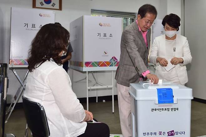 홍준표 대구광역시장과 배우자 이순삼 여사가 6일 오전 대구 중구 삼덕동 행정복지센터에서 사전투표를 마쳤다. 사진은 지난 2022년 6·1 지방선거를 앞두고 홍 시장 내외가 사전투표를 하고 있는 모습이다. ⓒ뉴시스