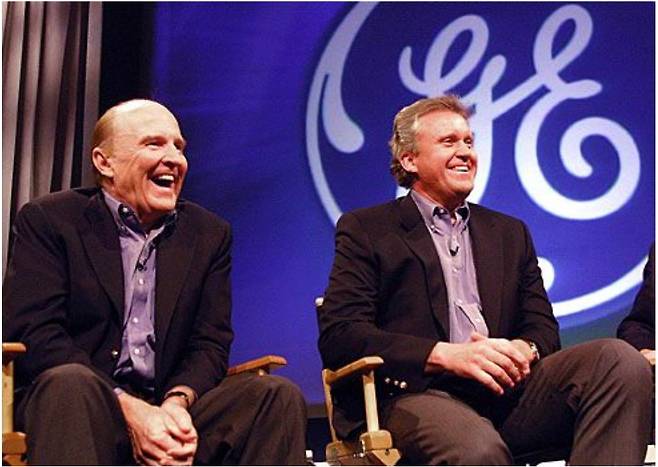 2000년 잭 웰치가 후계자로 제프리 이멜트를 지명하고 함께 기자회견을 하는 모습. 훗날 서브프라임 모기지 사태로 GE가 수렁에 빠지자 잭 웰치는 이멜트를 비난했다. 하지만 실제로는 잭 웰치 본인이 그 모든 문제의 시작이라는 게 지금은 일반적인 평가다. 동아일보DB