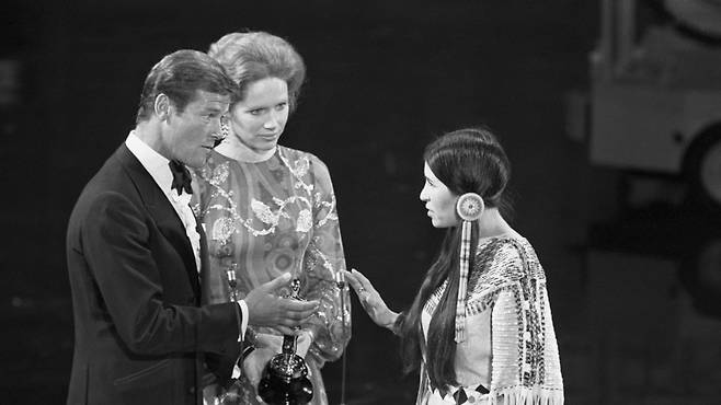 1973년 아카데미상 시상식에서 ‘대부’로 남우주연상을 받은 말론 브란도를 대신해 수상을 거부한 아메리카 원주민 운동가 리틀페더. 미국영화예술과학아카데미(AMPAS) 홈페이지
