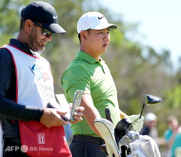 2024년 미국프로골프(PGA) 투어 대회인 발레로 텍사스 오픈에 출전한 김주형 프로가 2라운드에서경기하는 모습이다. 사진제공=ⓒAFPBBNews = News1