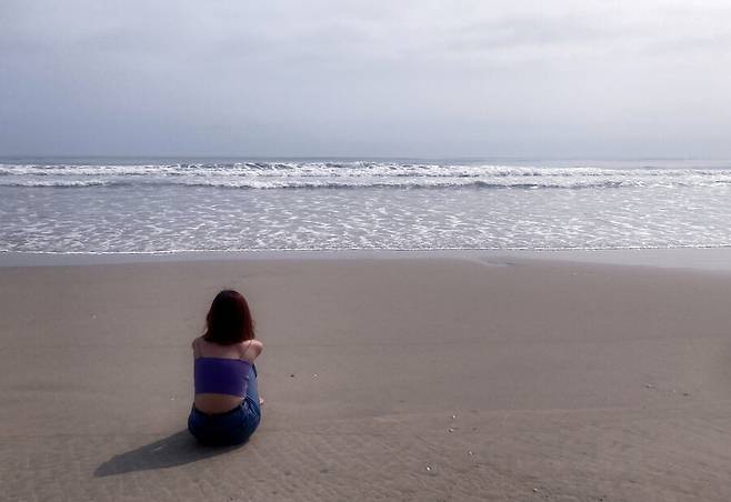 녹 누억 해변에 파도를 바라보는 관광객. 박미향 기자