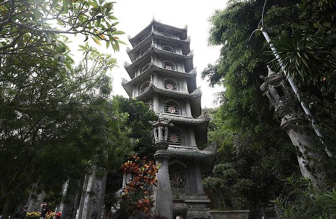 수산에 있는 7층 석탑. 신기한 구조가 여행객의 시선을 사로잡는다. 박미향 기자