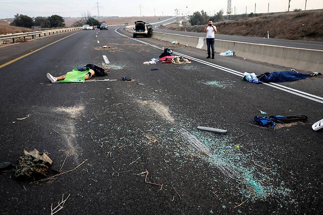 이슬람 무장 정치세력 하마스가 기습 공격을 감행한 이스라엘 스데로트의 테러 현장에서 한 남성이 현장 사진을 찍고 있다. REUTERS