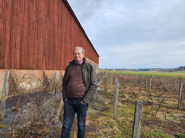 스웨덴 플렌에서 '블락스타 포도원'을 운영하며 와인을 판매해온 고란 엠네가드가 지난달 28일 한국일보와의 인터뷰에서 사진 촬영에 응하고 있다. 플렌(스웨덴)=신은별 특파원
