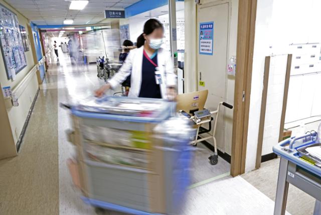 한 간호사가 지난달 27일 서울 시내 한 종합병원 병동에서 이동하고 있다. 뉴시스