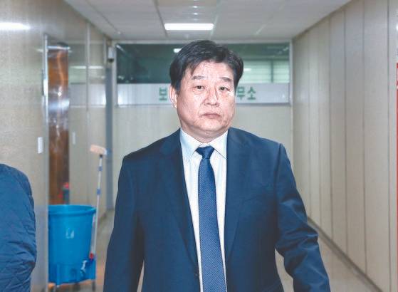 양문석 더불어민주당 후보가 3일 오전 경기 안산시 단원구 SK브로드밴드 한빛방송에서 열린 제22대 국회의원선거 방송토론회에 참석해 대기실로 들어가고 있다.경기사진공동취재단