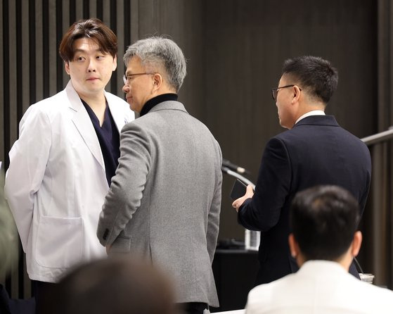지난 2월 20일 서울 용산구 대한의사협회 회관에서 열린 대한전공의협의회 긴급 임시대의원총회에 김택우 의협 비대위원장(사진 왼쪽에서 두 번째)과 박단 대한전공의협의회 회장(사진 왼쪽)이 참석해 있다. 연합뉴스