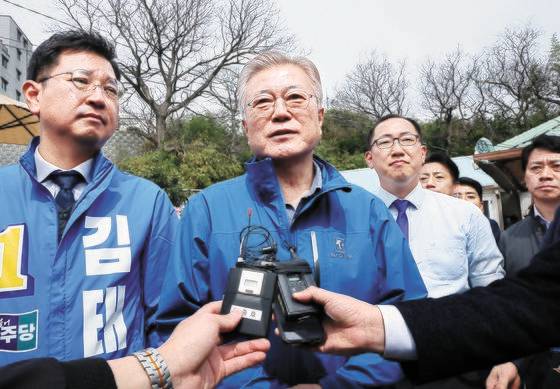 문재인 전 대통령이 지난 2일 오전 울산 동구 김태선 더불어민주당 후보와 함께 성세빈 선생 생가를 방문한 뒤 기자들의 질문에 답하고 있다. 연합뉴스