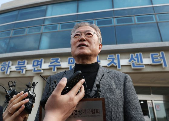 문재인 전 대통령이 제22대 국회의원 선거 사전투표 첫날인 5일 오전 경남 양산시 하북면주민자치센터에 마련된 하북면 사전투표소에서 투표를 한 뒤 취재진 질문에 답하고 있다. 뉴스1