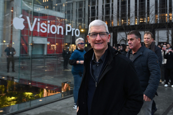 애플 CEO 팀 쿡이 지난 2월 미국 뉴욕의 애플스토어를 찾은 모습. [AFP=연합뉴스]