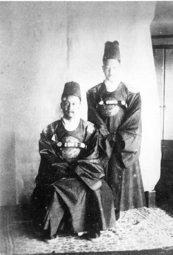 사진 1. 드 거빌의 ‘조선의 이 왕가’ 기사와 함께 실린 고종과 세자의 사진. 『피가로 일루스트레』 1893년 9월 호.