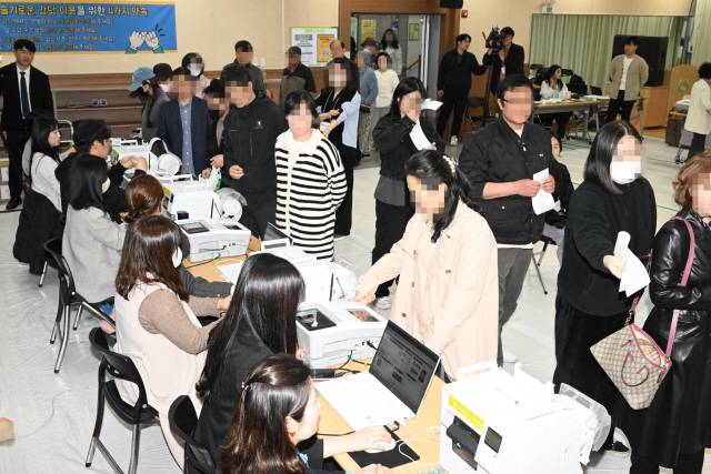 ▲ 제22대 국회의원선거 사전투표가 실시된 5일 춘천 강남동사전투표소에서 유권자들이 투표를 하고 있는 모습. 강원도민일보 자료사진