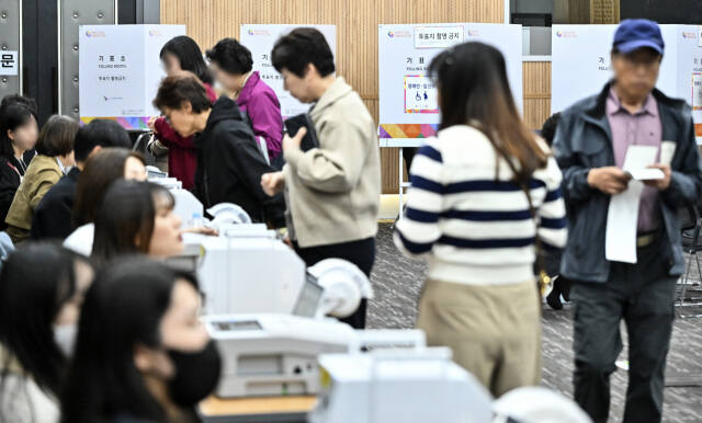 4·10 총선 사전투표 첫날인 지난 5일 수원특례시청 별관에 설치된 인계동사전투표소에서 유권자들이 사전투표를 하고 있다. 경기일보DB